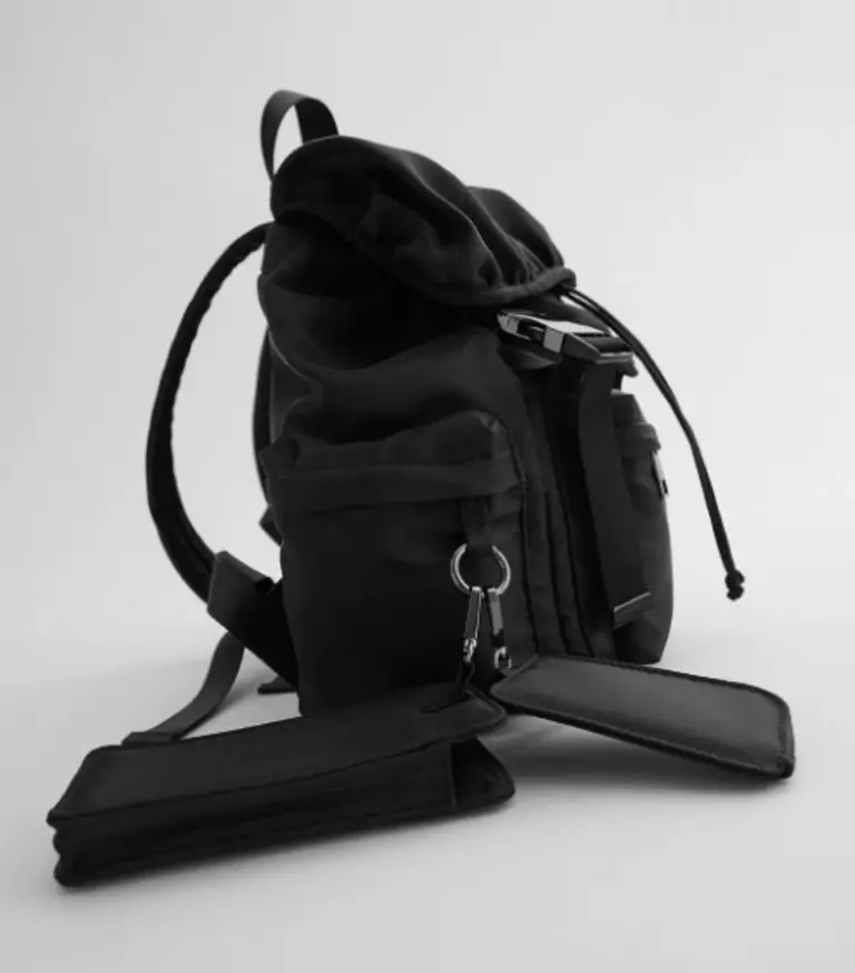 Zara backpacks: ຜູ້ຍິງສີດໍາ, ເດັກນ້ອຍສໍາລັບເດັກນ້ອຍ, ສີຂີ້ເຖົ່າແລະສີແດງ, ພ້ອມທັງແບບກະເປົາຂອງກະເປົາຈາກບໍລິສັດ. ສິ່ງທີ່ດີທີ່ສຸດທີ່ຈະໃສ່? 15437_20