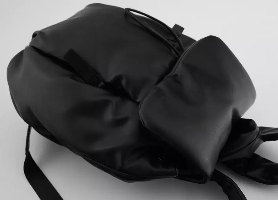 Zara backpacks: ຜູ້ຍິງສີດໍາ, ເດັກນ້ອຍສໍາລັບເດັກນ້ອຍ, ສີຂີ້ເຖົ່າແລະສີແດງ, ພ້ອມທັງແບບກະເປົາຂອງກະເປົາຈາກບໍລິສັດ. ສິ່ງທີ່ດີທີ່ສຸດທີ່ຈະໃສ່? 15437_22