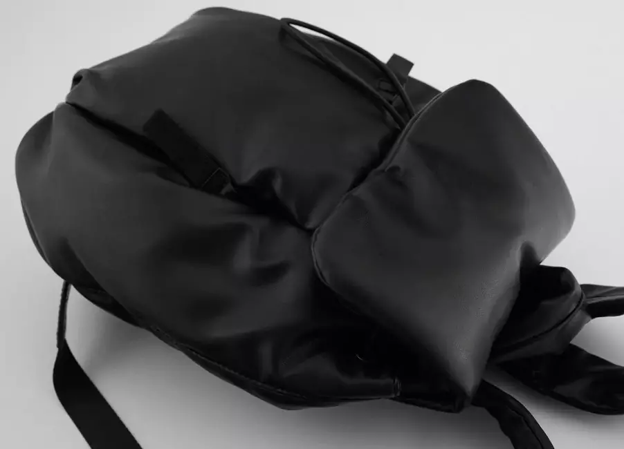 Zara Backpacks: Swart frou, bern foar bern, griis en read, lykas oare modellen fan tassen-rêchsekjes út it bedriuw. Wat is it bêste om te dragen? 15437_22