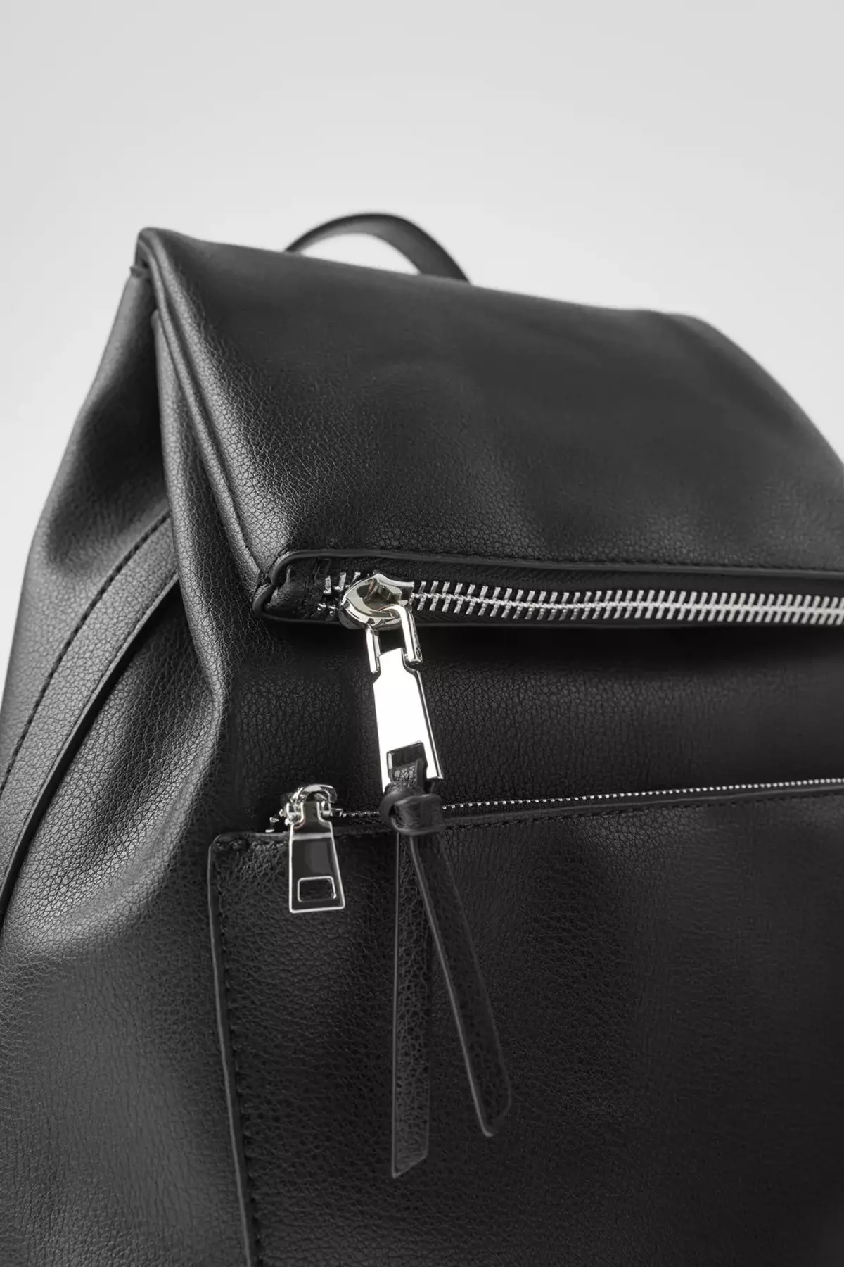 Zara Backpacks: femminili iswed, tfal għat-tfal, griż u aħmar, kif ukoll mudelli oħra ta 'basktijiet backpacks mill-kumpanija. X'inhu l-aħjar biex tilbes? 15437_28