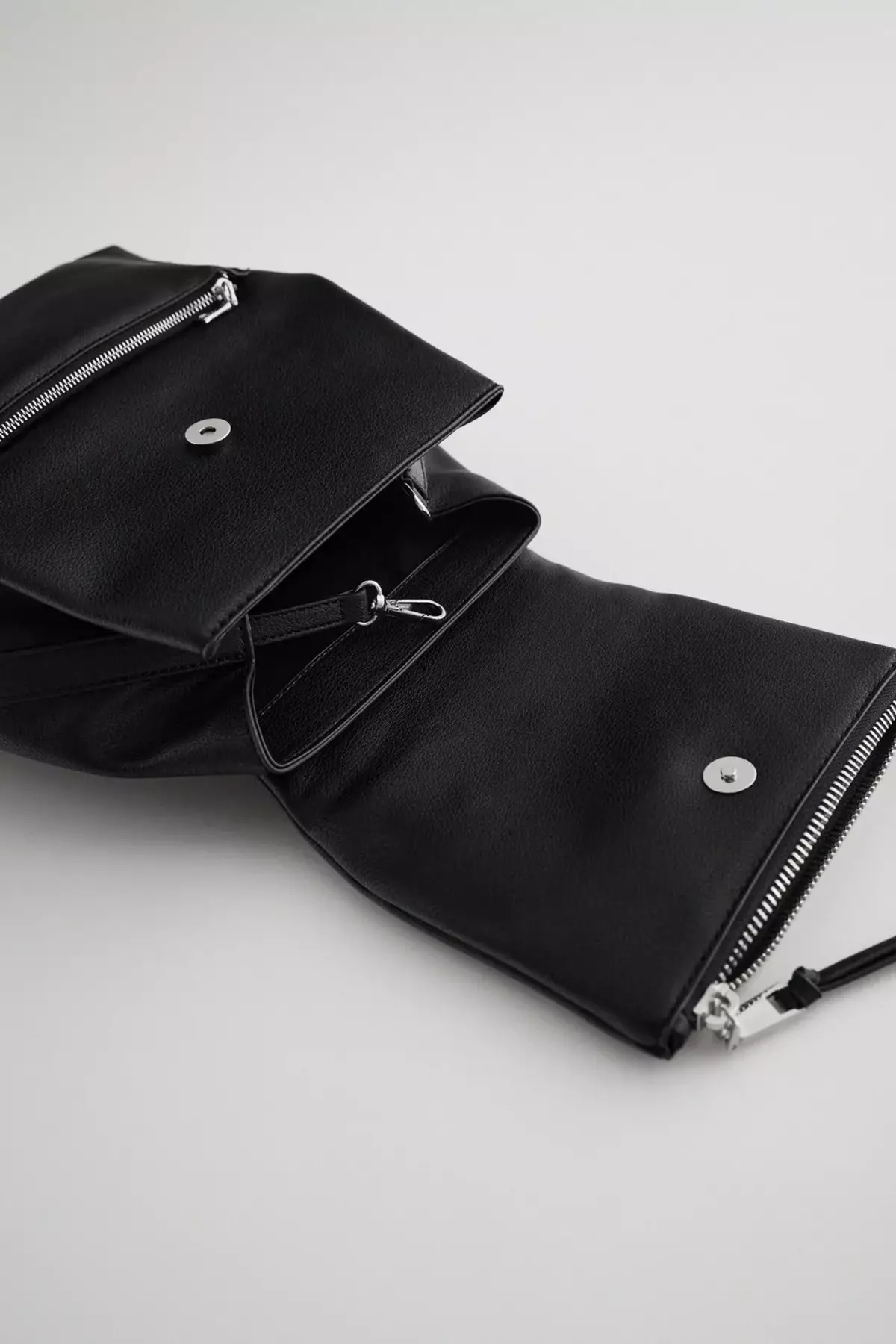 Zara backpacks: ຜູ້ຍິງສີດໍາ, ເດັກນ້ອຍສໍາລັບເດັກນ້ອຍ, ສີຂີ້ເຖົ່າແລະສີແດງ, ພ້ອມທັງແບບກະເປົາຂອງກະເປົາຈາກບໍລິສັດ. ສິ່ງທີ່ດີທີ່ສຸດທີ່ຈະໃສ່? 15437_30