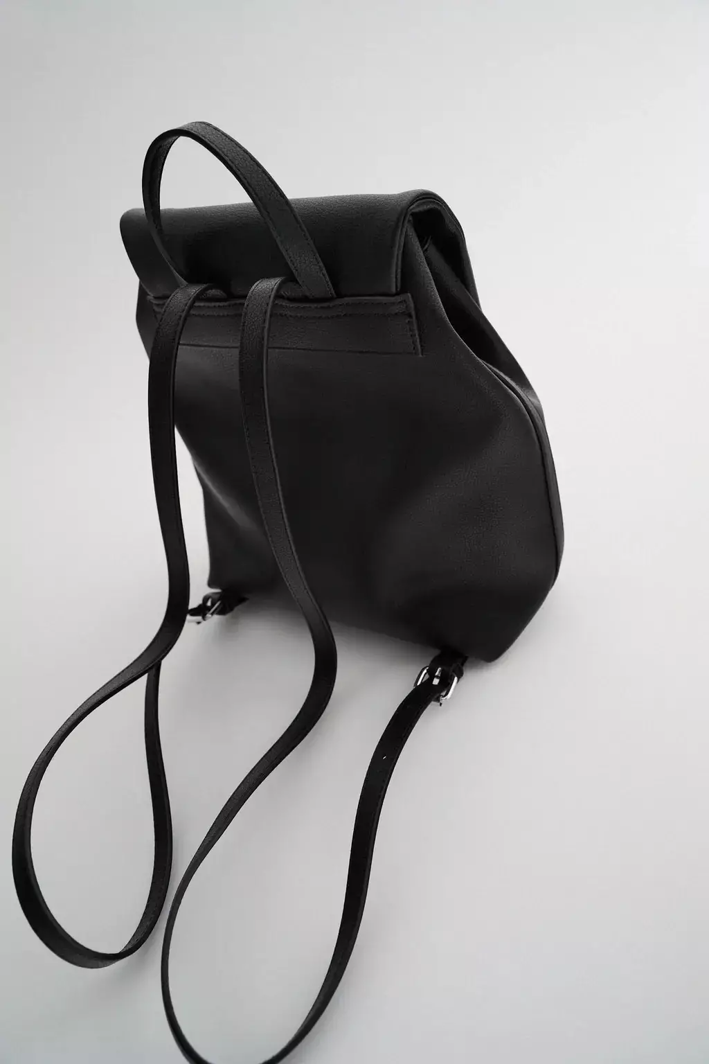 Zara backpacks: ຜູ້ຍິງສີດໍາ, ເດັກນ້ອຍສໍາລັບເດັກນ້ອຍ, ສີຂີ້ເຖົ່າແລະສີແດງ, ພ້ອມທັງແບບກະເປົາຂອງກະເປົາຈາກບໍລິສັດ. ສິ່ງທີ່ດີທີ່ສຸດທີ່ຈະໃສ່? 15437_31