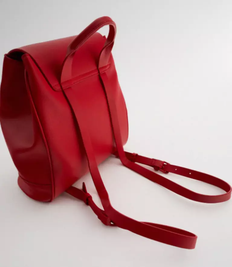 Zara backpacks: ຜູ້ຍິງສີດໍາ, ເດັກນ້ອຍສໍາລັບເດັກນ້ອຍ, ສີຂີ້ເຖົ່າແລະສີແດງ, ພ້ອມທັງແບບກະເປົາຂອງກະເປົາຈາກບໍລິສັດ. ສິ່ງທີ່ດີທີ່ສຸດທີ່ຈະໃສ່? 15437_33