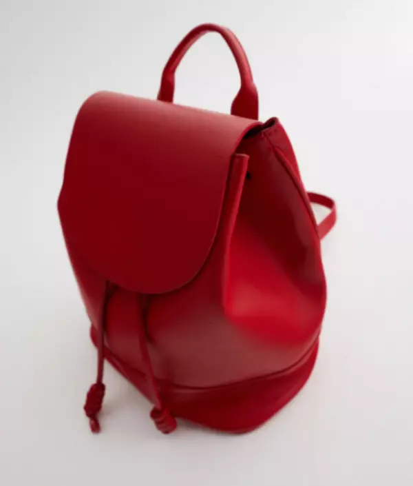 Zara backpacks: ຜູ້ຍິງສີດໍາ, ເດັກນ້ອຍສໍາລັບເດັກນ້ອຍ, ສີຂີ້ເຖົ່າແລະສີແດງ, ພ້ອມທັງແບບກະເປົາຂອງກະເປົາຈາກບໍລິສັດ. ສິ່ງທີ່ດີທີ່ສຸດທີ່ຈະໃສ່? 15437_34