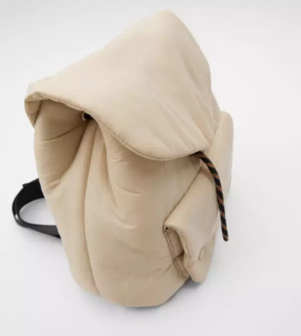 Zara backpacks: ຜູ້ຍິງສີດໍາ, ເດັກນ້ອຍສໍາລັບເດັກນ້ອຍ, ສີຂີ້ເຖົ່າແລະສີແດງ, ພ້ອມທັງແບບກະເປົາຂອງກະເປົາຈາກບໍລິສັດ. ສິ່ງທີ່ດີທີ່ສຸດທີ່ຈະໃສ່? 15437_38