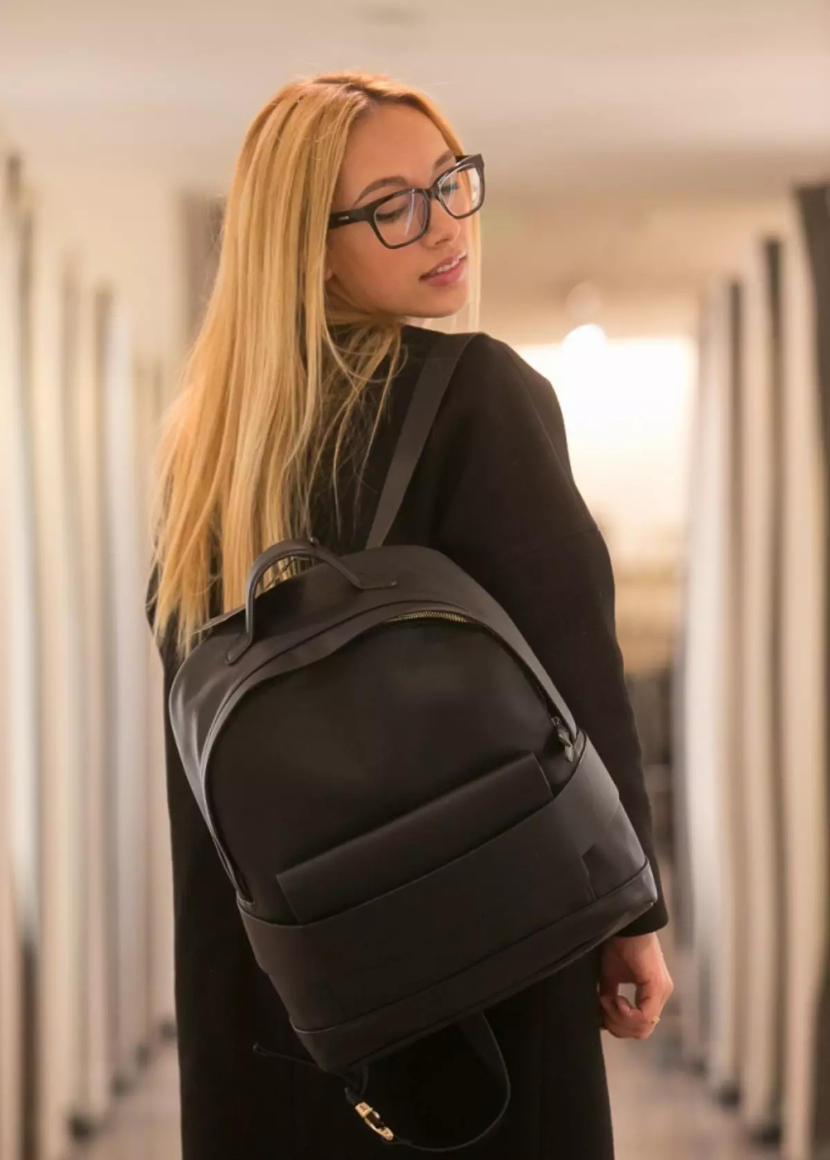 Zara backpacks: ຜູ້ຍິງສີດໍາ, ເດັກນ້ອຍສໍາລັບເດັກນ້ອຍ, ສີຂີ້ເຖົ່າແລະສີແດງ, ພ້ອມທັງແບບກະເປົາຂອງກະເປົາຈາກບໍລິສັດ. ສິ່ງທີ່ດີທີ່ສຸດທີ່ຈະໃສ່? 15437_42