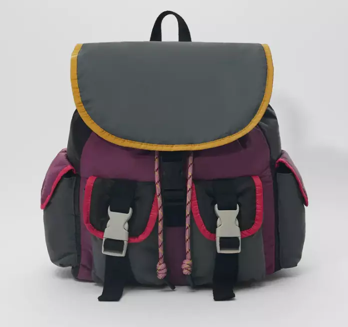 Zara backpacks: ຜູ້ຍິງສີດໍາ, ເດັກນ້ອຍສໍາລັບເດັກນ້ອຍ, ສີຂີ້ເຖົ່າແລະສີແດງ, ພ້ອມທັງແບບກະເປົາຂອງກະເປົາຈາກບໍລິສັດ. ສິ່ງທີ່ດີທີ່ສຸດທີ່ຈະໃສ່? 15437_46