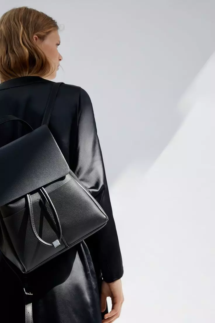 Zara backpacks: ຜູ້ຍິງສີດໍາ, ເດັກນ້ອຍສໍາລັບເດັກນ້ອຍ, ສີຂີ້ເຖົ່າແລະສີແດງ, ພ້ອມທັງແບບກະເປົາຂອງກະເປົາຈາກບໍລິສັດ. ສິ່ງທີ່ດີທີ່ສຸດທີ່ຈະໃສ່? 15437_8
