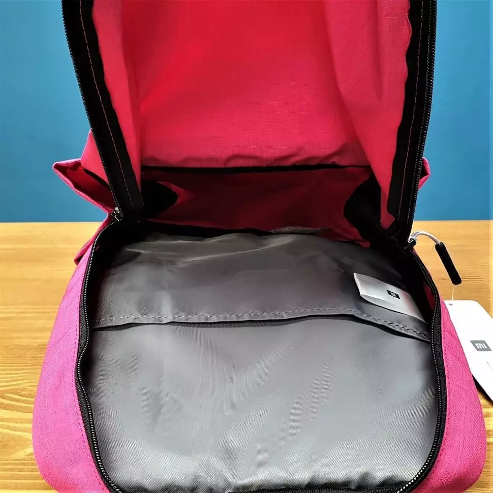 Xiaomi Backpack: Roghanna do ríomhairí glúine, backpacks baineann, leathar, samhlacha cathrach buí agus dathanna eile, roghanna le muirir agus scáileán 15447_28