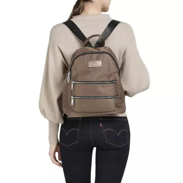 Backpacks backpacks: manga ny vehivavy, mainty, maitso ary mavokely, volontany ary modely hafa 15451_32