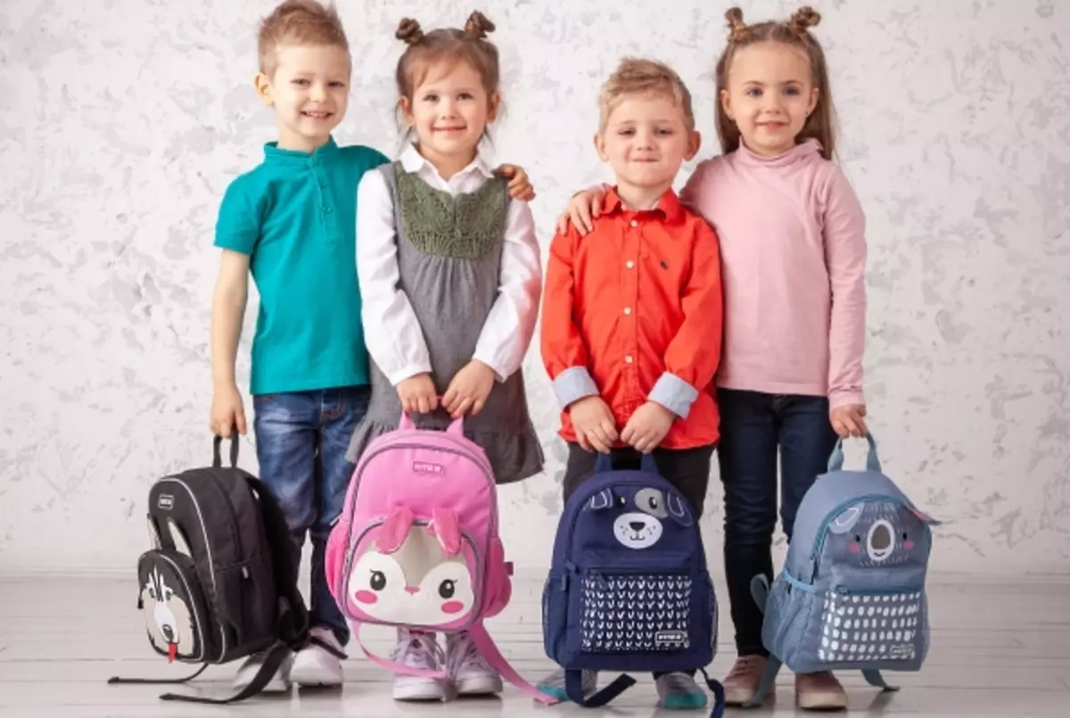 Backpacks preschool: zazakely ho an'ny zazalahy sy zazavavy, modely tsy misy pirinty sy ny superhero, backpars plastika ho an'ny ankizy 6 taona sy safidy hafa 15463_9