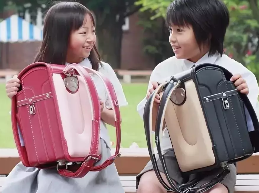 backpacks japoneze dhe nxënësit për nxënësit: për të parë-klasën dhe adoleshentët, modele shkollore për vajzat dhe djemtë, backpacks lehta me shpinën ortopedike 15479_15