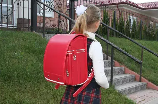 backpacks japoneze dhe nxënësit për nxënësit: për të parë-klasën dhe adoleshentët, modele shkollore për vajzat dhe djemtë, backpacks lehta me shpinën ortopedike 15479_16