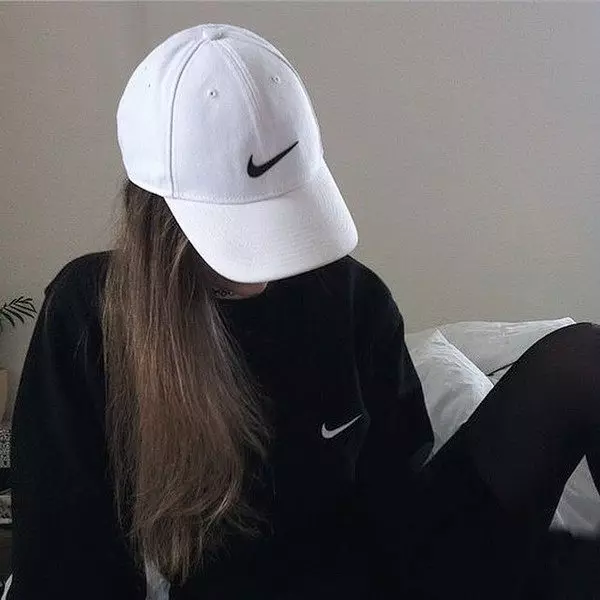 Brand Caps (78 снимки): Модели от Ralph Lauren розов цвят, Томи Хилфигер, Nike, подчинение, Стоун Айлънд, Адидас, Дизел и др. 15490_43