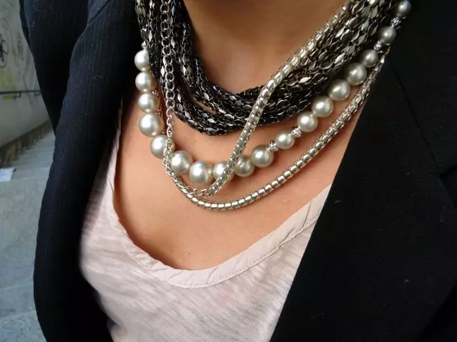Намиста з перлів (72 фото): з чим носити натуральні чорні перлинні моделі, довгі з річкових перлин і різнобарвного 15506_16