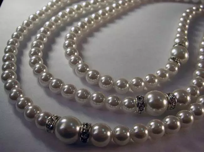 Намиста з перлів (72 фото): з чим носити натуральні чорні перлинні моделі, довгі з річкових перлин і різнобарвного 15506_19
