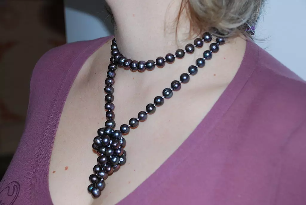 Намиста з перлів (72 фото): з чим носити натуральні чорні перлинні моделі, довгі з річкових перлин і різнобарвного 15506_48