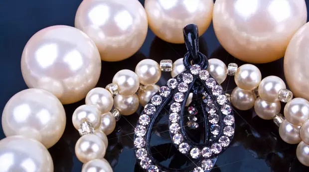 Pearl Beads (72 foto's): Wat om natuerlike swarte pearlmodellen te dragen, lange rivierspearls en multicolored 15506_5