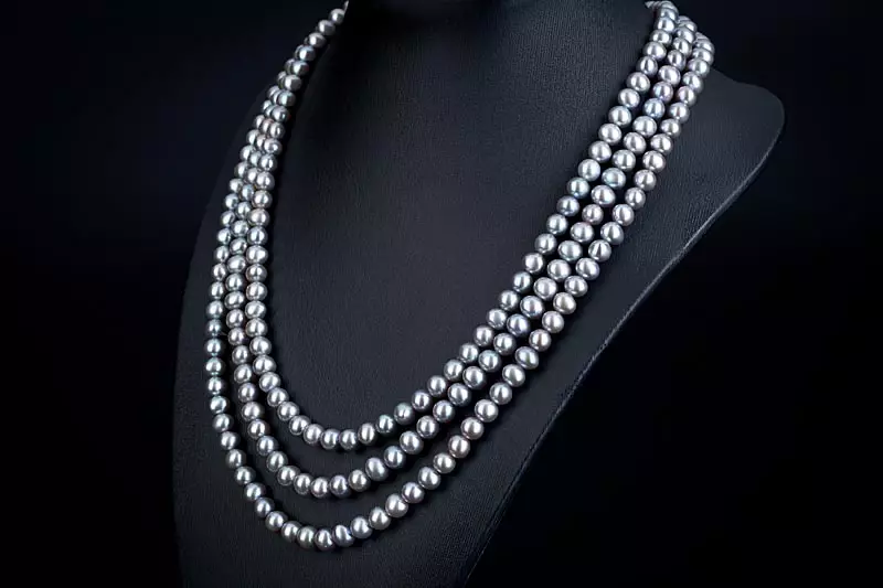 Pearl Beads (72 foto's): Wat om natuerlike swarte pearlmodellen te dragen, lange rivierspearls en multicolored 15506_54
