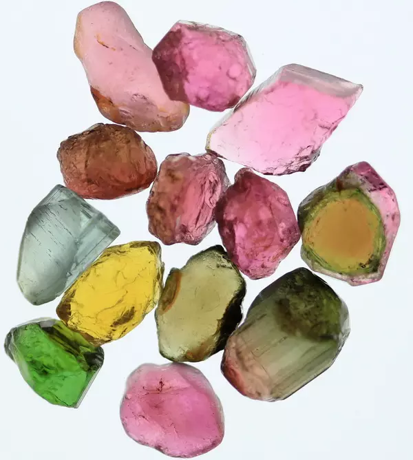 Perles de Tourmaline (50 photos): Les propriétés des bijoux du Tourmaline Sherl et de la pastèque, comment les choisir et pour qui l'ajustement 15509_16