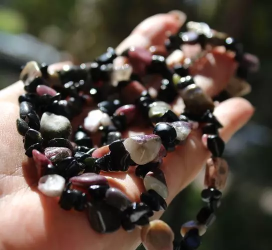 Perles de Tourmaline (50 photos): Les propriétés des bijoux du Tourmaline Sherl et de la pastèque, comment les choisir et pour qui l'ajustement 15509_29