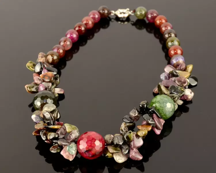 Perles de Tourmaline (50 photos): Les propriétés des bijoux du Tourmaline Sherl et de la pastèque, comment les choisir et pour qui l'ajustement 15509_3