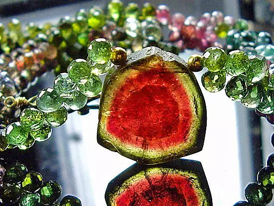 Perles de Tourmaline (50 photos): Les propriétés des bijoux du Tourmaline Sherl et de la pastèque, comment les choisir et pour qui l'ajustement 15509_30