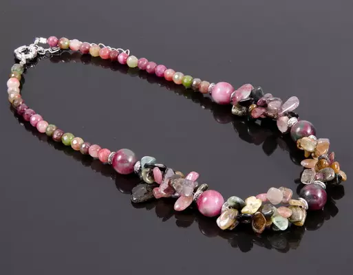 Perles de Tourmaline (50 photos): Les propriétés des bijoux du Tourmaline Sherl et de la pastèque, comment les choisir et pour qui l'ajustement 15509_36