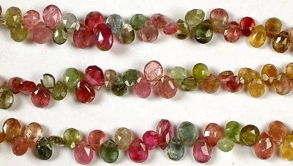 Perles de Tourmaline (50 photos): Les propriétés des bijoux du Tourmaline Sherl et de la pastèque, comment les choisir et pour qui l'ajustement 15509_48