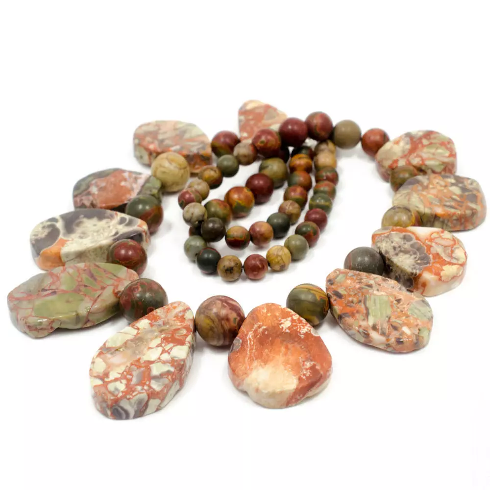 Բնական քարեր Beads (86 լուսանկար). Մոդելներ Jasper- ից եւ Ruby- ից, Jade եւ Lazurite, Opal եւ Topaz, Sapphire, սպիտակ եւ կանաչ 15511_15