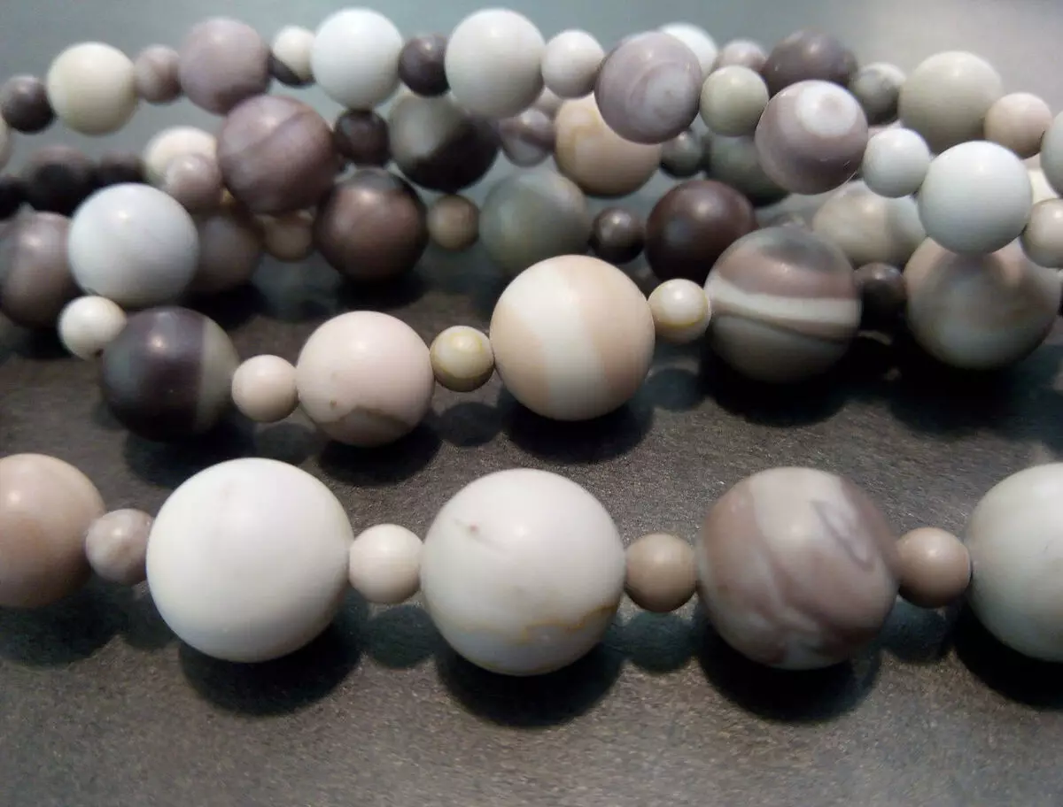 Բնական քարեր Beads (86 լուսանկար). Մոդելներ Jasper- ից եւ Ruby- ից, Jade եւ Lazurite, Opal եւ Topaz, Sapphire, սպիտակ եւ կանաչ 15511_17