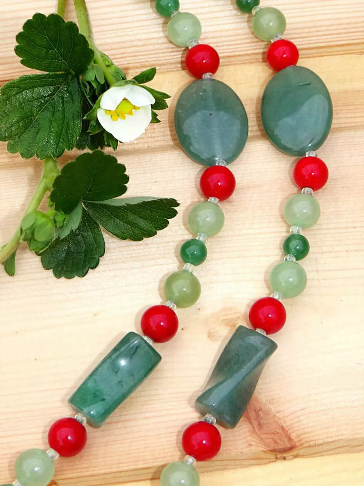 pedra perlas (86 fotos): modelos de jaspe e de Rubio, de xade e lazurita, ópalo e topacio, safira, branco e verde 15511_29