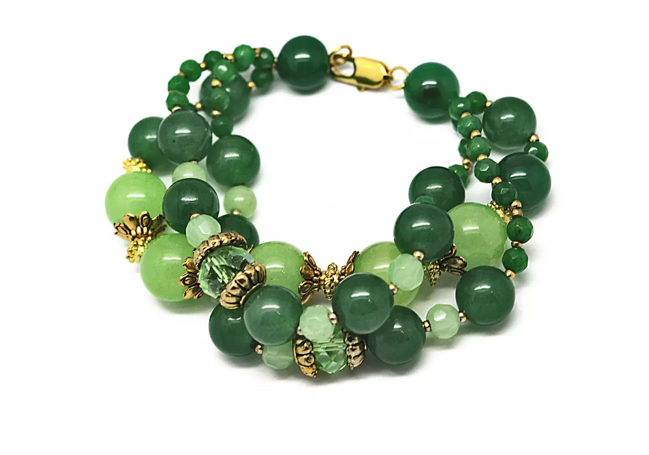 Բնական քարեր Beads (86 լուսանկար). Մոդելներ Jasper- ից եւ Ruby- ից, Jade եւ Lazurite, Opal եւ Topaz, Sapphire, սպիտակ եւ կանաչ 15511_32