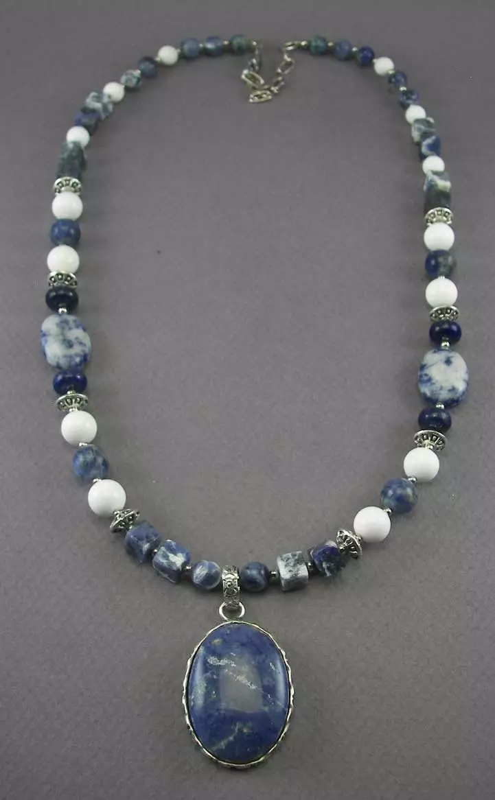 Բնական քարեր Beads (86 լուսանկար). Մոդելներ Jasper- ից եւ Ruby- ից, Jade եւ Lazurite, Opal եւ Topaz, Sapphire, սպիտակ եւ կանաչ 15511_36