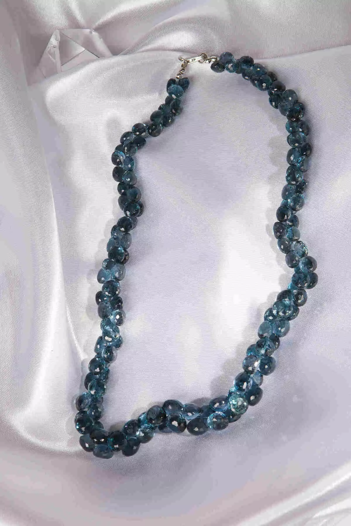 Բնական քարեր Beads (86 լուսանկար). Մոդելներ Jasper- ից եւ Ruby- ից, Jade եւ Lazurite, Opal եւ Topaz, Sapphire, սպիտակ եւ կանաչ 15511_41