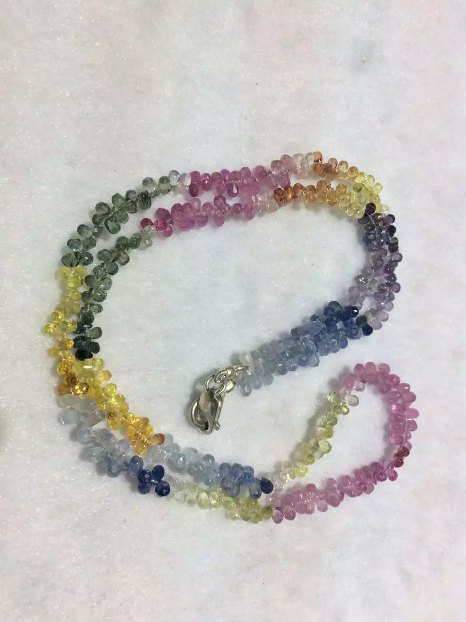 Բնական քարեր Beads (86 լուսանկար). Մոդելներ Jasper- ից եւ Ruby- ից, Jade եւ Lazurite, Opal եւ Topaz, Sapphire, սպիտակ եւ կանաչ 15511_45