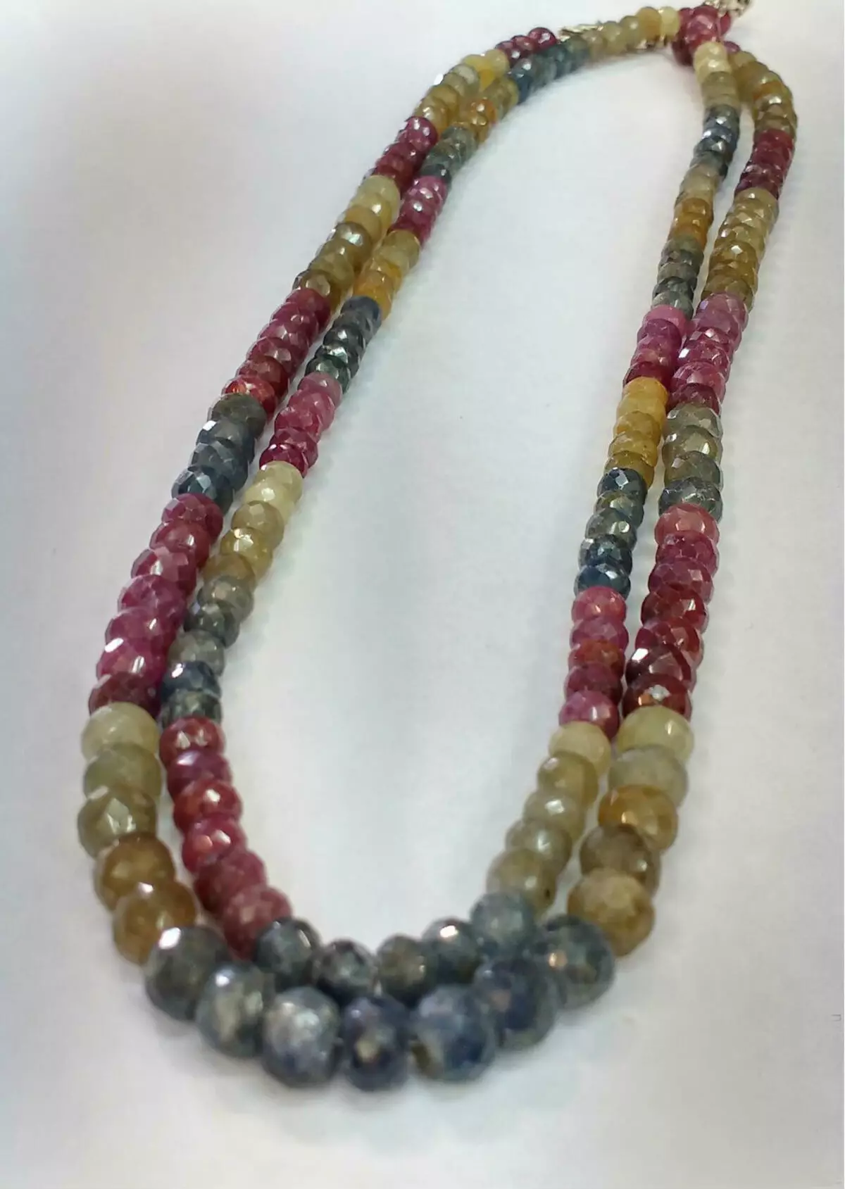 Բնական քարեր Beads (86 լուսանկար). Մոդելներ Jasper- ից եւ Ruby- ից, Jade եւ Lazurite, Opal եւ Topaz, Sapphire, սպիտակ եւ կանաչ 15511_46