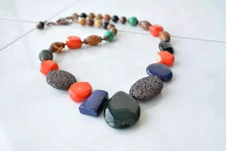 Բնական քարեր Beads (86 լուսանկար). Մոդելներ Jasper- ից եւ Ruby- ից, Jade եւ Lazurite, Opal եւ Topaz, Sapphire, սպիտակ եւ կանաչ 15511_54