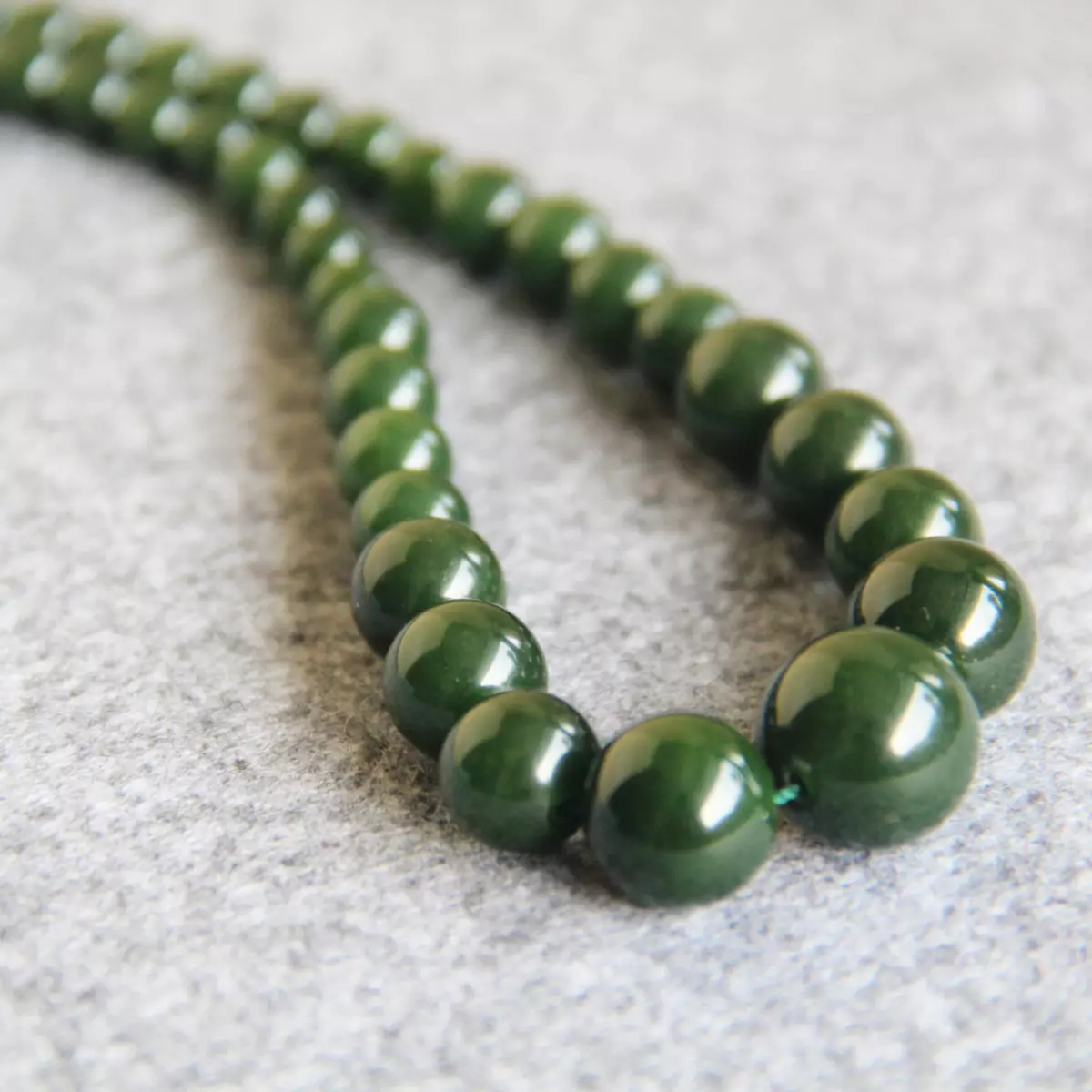 pedra perlas (86 fotos): modelos de jaspe e de Rubio, de xade e lazurita, ópalo e topacio, safira, branco e verde 15511_57