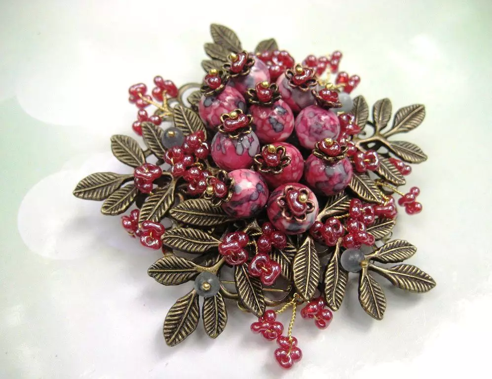 Гроздобер brooches (77 фотографии): гроздобер сребрени украси во гроздобер стил, антички брошки со камења 15522_47