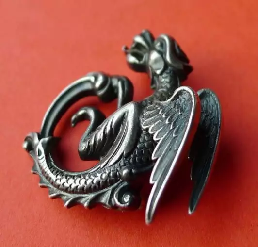 Brooch (185 ფოტო): როგორ აცვიათ მოდელები ტყავის და ქსოვილისგან, მოდის ბროშურები 2021, ისევე როგორც ყვავილების, წესრიგის და ლამაზი სამკაულები 15524_10