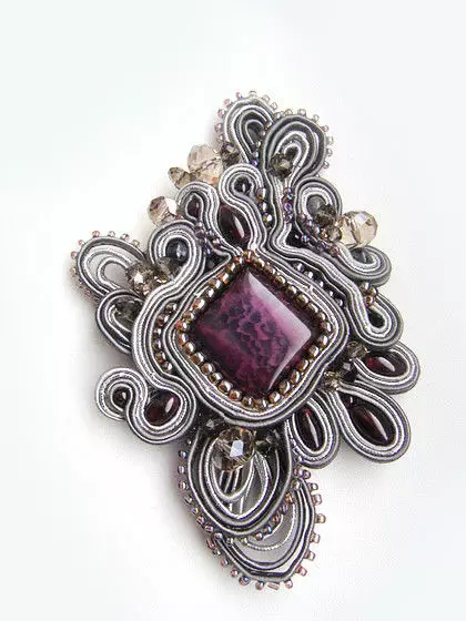 Brooch (185 ფოტო): როგორ აცვიათ მოდელები ტყავის და ქსოვილისგან, მოდის ბროშურები 2021, ისევე როგორც ყვავილების, წესრიგის და ლამაზი სამკაულები 15524_140