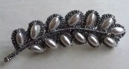 Brooch (185 ფოტო): როგორ აცვიათ მოდელები ტყავის და ქსოვილისგან, მოდის ბროშურები 2021, ისევე როგორც ყვავილების, წესრიგის და ლამაზი სამკაულები 15524_143