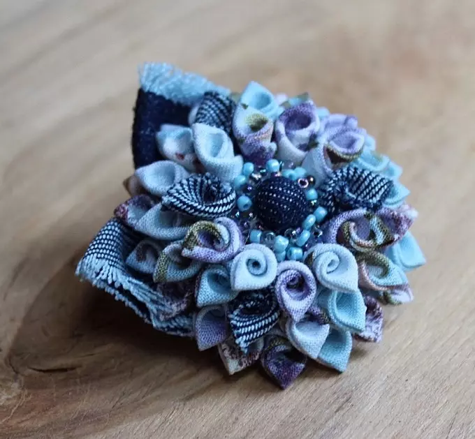 Broche (185 fotos): Como usar modelos de coiro e tecido, broches de moda 2021, así como en forma de flor, ordena e fermosa xoia 15524_145