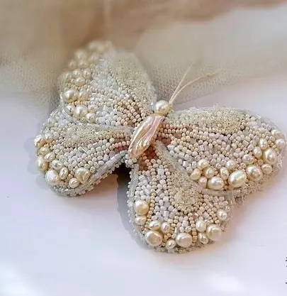 Broche (185 fotos): Como usar modelos de coiro e tecido, broches de moda 2021, así como en forma de flor, ordena e fermosa xoia 15524_150