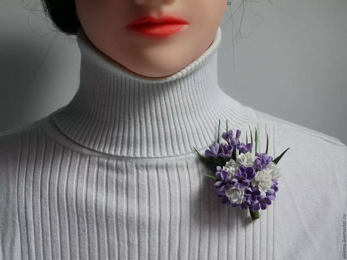 Broche (185 fotos): Como usar modelos de coiro e tecido, broches de moda 2021, así como en forma de flor, ordena e fermosa xoia 15524_24