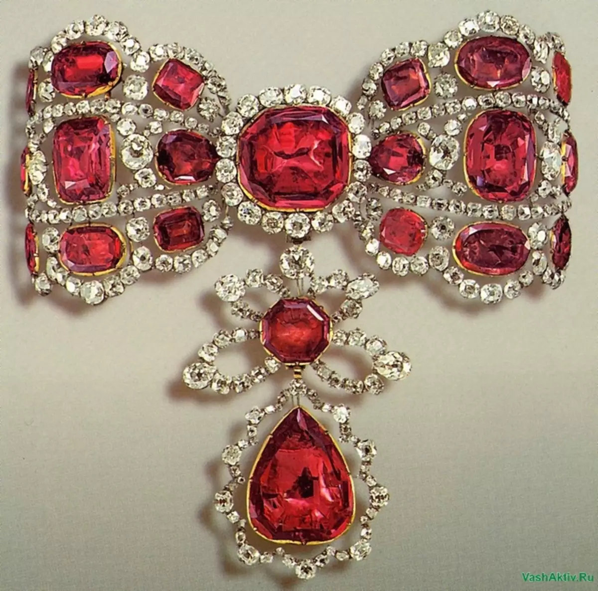 Brooch (185 ფოტო): როგორ აცვიათ მოდელები ტყავის და ქსოვილისგან, მოდის ბროშურები 2021, ისევე როგორც ყვავილების, წესრიგის და ლამაზი სამკაულები 15524_45