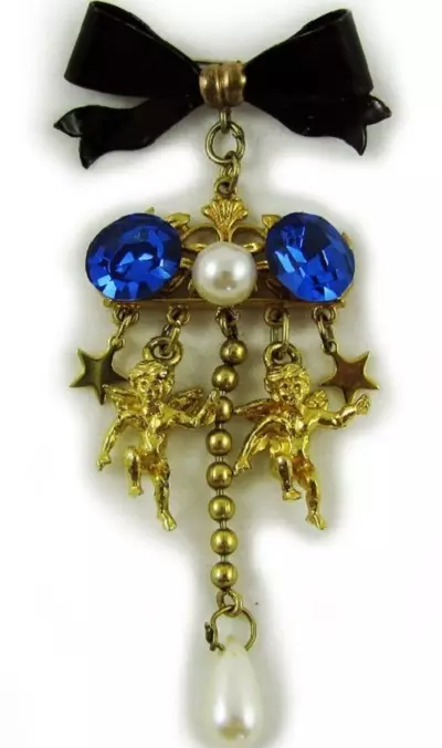 Brooch (185 ფოტო): როგორ აცვიათ მოდელები ტყავის და ქსოვილისგან, მოდის ბროშურები 2021, ისევე როგორც ყვავილების, წესრიგის და ლამაზი სამკაულები 15524_46