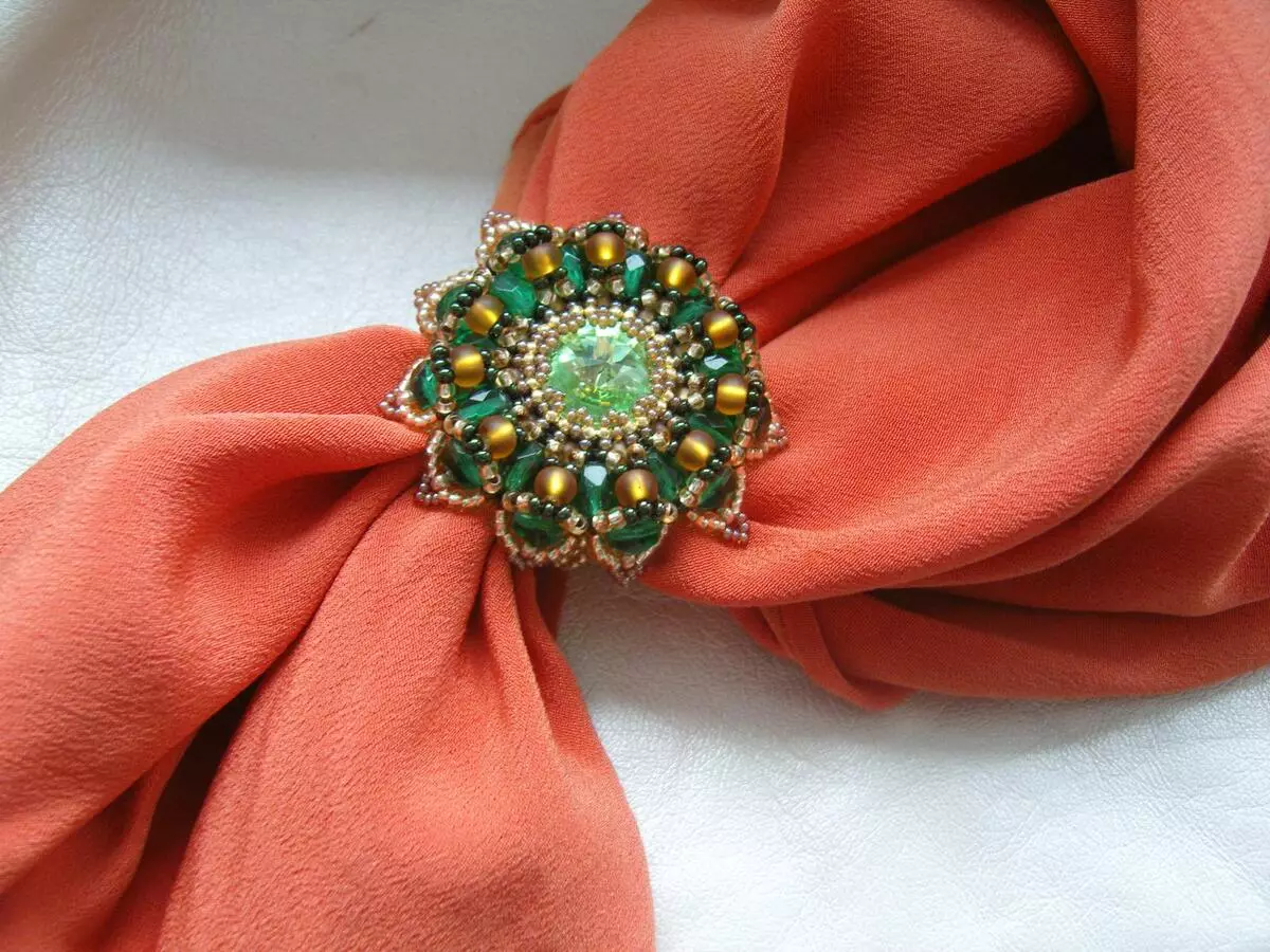 Broche (185 fotos): Como usar modelos de coiro e tecido, broches de moda 2021, así como en forma de flor, ordena e fermosa xoia 15524_77