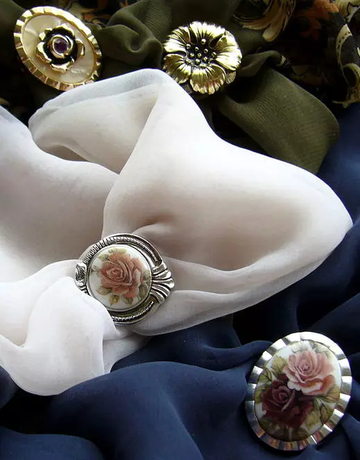 Brooch (185 ფოტო): როგორ აცვიათ მოდელები ტყავის და ქსოვილისგან, მოდის ბროშურები 2021, ისევე როგორც ყვავილების, წესრიგის და ლამაზი სამკაულები 15524_78